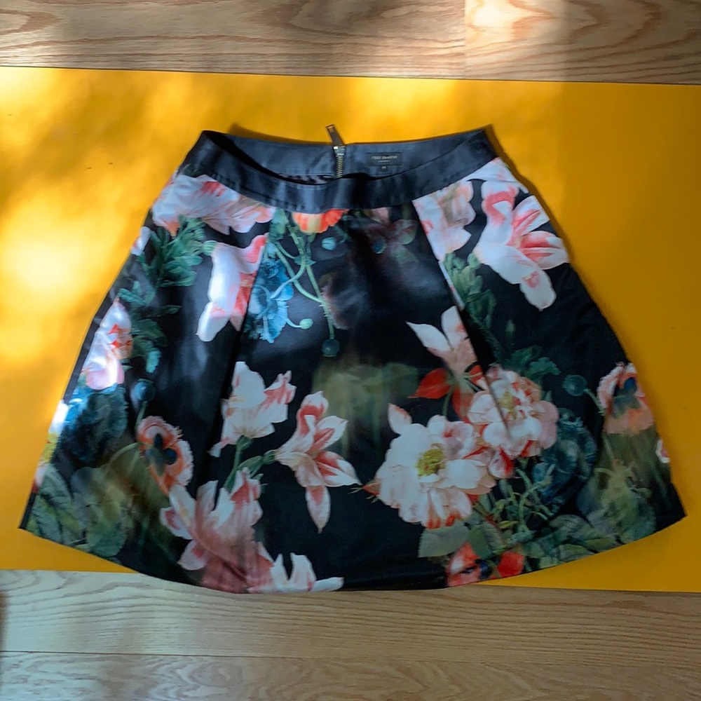 Ted Baker full pleated skirt, with pockets!